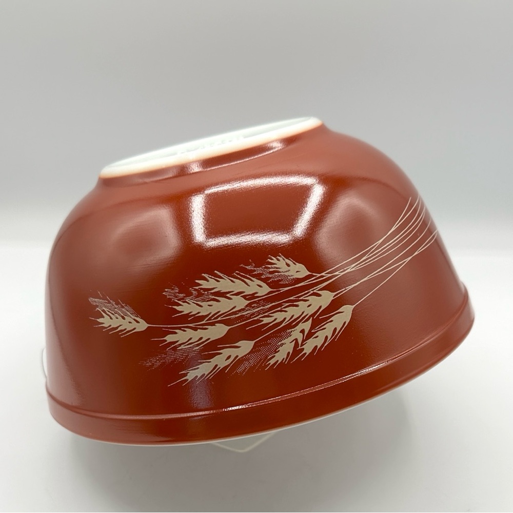 Pyrex #403 Autumn Harvest Wheat Rust Bowl. Vintage 2.5 quart.